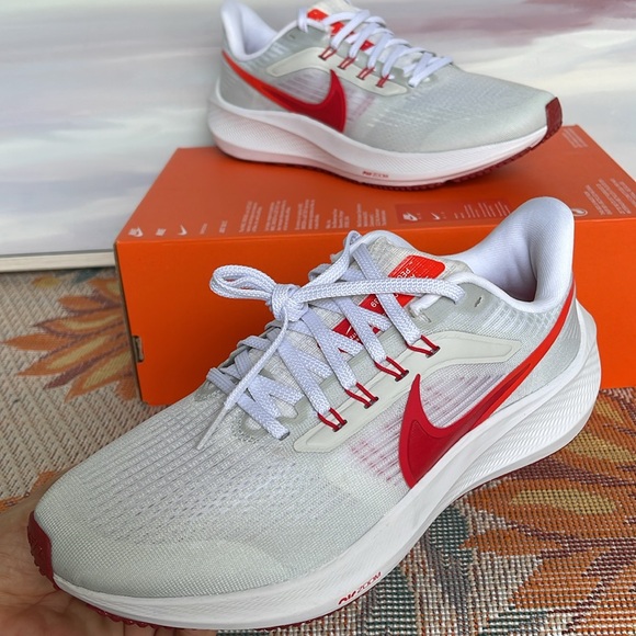 Nike WMNS Pegasus 39
White/Photon Dust/Brght
Crimson/University Red
Road Running - Picture 15 of 16